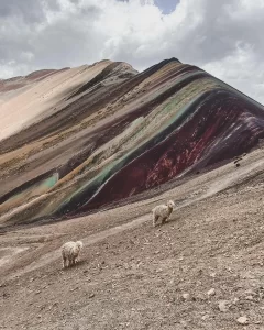Montanha Colorida o arco-íris natural dos Andes