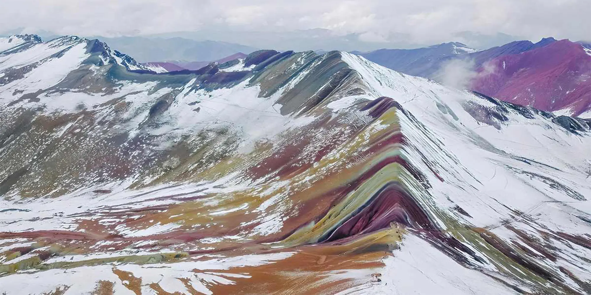 Montanha Colorida Vinicunca o arco-íris natural dos Andes